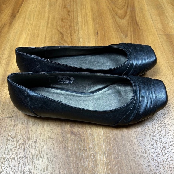 Reaction Kenneth Cole Women’s Elegant Black Loafers Size 7.5M - Picture 9 of 9